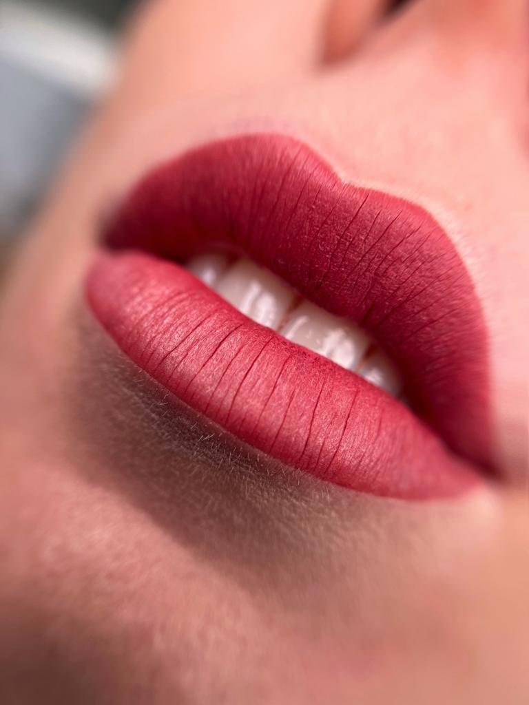 Antes y después de lip blush natural en labios